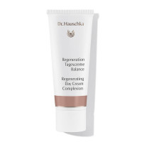 Dr. Hauschka Regenerating Day Cream Complexion: smoothing facial care with mineral pigments, visually balancing Dr. Hauschka Regenerating Day Cream Complexion